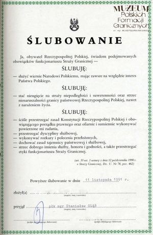 1. Tytuł: rota ślubowania
2. Treść: tekst roty ślubowania, składanego przez funkcjonariuszy Straży Granicznej
3. Hasła przedmiotowe: Straż Graniczna, przysięgi
4. Wytwórca: Pomorski Oddział Straży Granicznej
5. Czas powstania: 11.11.1991 r.
6. Miejsce sporządzenia: Szczecin, Polska
7. Materiał i technika wykonania: druk wypełniony pismem maszynowym
8. Wymiary: 21 x 29,5 cm
9. Stan zachowania: dobry
10. Miejsce przechowywania/właściciel: Archiwum Straży Granicznej w Szczecinie