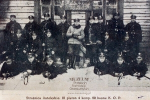 Żołnierze III plutonu 4 kompanii 20 baonu Korpusu Ochrony Pogranicza przed Strażnicą Autoledzie