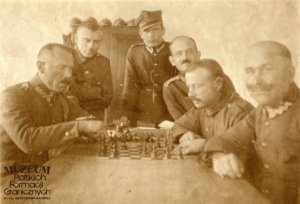 Żołnierze grający w szachy, w czasie wolnym podczas szkolenia żandarmów próbnych przy 6 Dywizjonie Żandarmerii we Lwowie