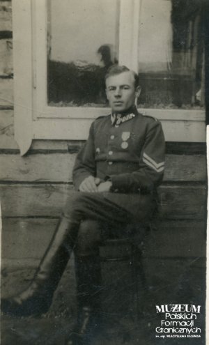 Podoficer żandarmerii w umundurowaniu wyjściowym. Na rękawie munduru widoczne dwa szewrony za służbę zawodową w Wojsku Polskim