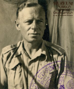 Zdjęcie portretowe z legitymacji osobistej (Identity card nr 818) żołnierza żandarmerii Armii Polskiej na Bliskim Wschodzie