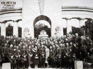 Zdjęcie pamiątkowe strażników granicznych – uczestników szkolenia w Centralnej Szkole Straży Granicznej w Rawie Ruskiej, wraz z kadrą szkoły przed kolumnadą na Cmentarzu Obrońców Lwowa