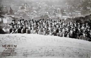 Zdjęcie pamiątkowe strażników granicznych, uczestników szkolenia w Centralnej Szkole Straży Granicznej w Rawie Ruskiej, wraz z kadrą szkoły, na Kopcu Unii Lubelskiej we Lwowie