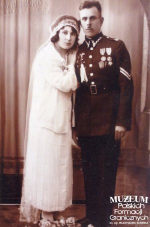 Studyjne zdjęcie ślubne podoficera Korpusu Ochrony Pogranicza i jego żony