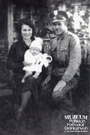 Zdjęcia pamiątkowe podoficera Korpusu Ochrony Pogranicza z rodziną