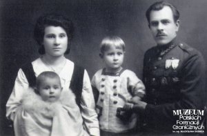 Zdjęcia pamiątkowe podoficera Korpusu Ochrony Pogranicza w mundurze galowym z rodziną