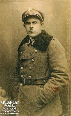 Zdjęcie pamiątkowe plut. Wiktora Kujawy w służbowej kurtce z kołnierzem