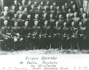 Zdjęcie pamiątkowe korpusu oficerów 14 Pułku Piechoty we Włocławku wykonane z okazji 15 rocznicy odzyskania przez Polskę niepodległości