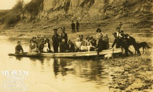 Żołnierze Batalionu Korpusu Ochrony Pogranicza „Hoszcza” wraz z rodzinami w łodzi saperskiej na rzece Horyń w Hoszczy