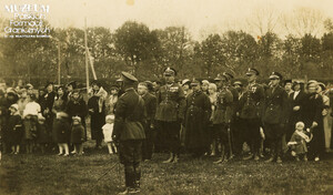 Uroczystość żałobna upamiętniająca Marszałka Józefa Piłsudskiego z udziałem żołnierzy Korpusu Ochrony Pogranicza i ludności cywilnej na boisku Batalionu KOP „Hoszcza”