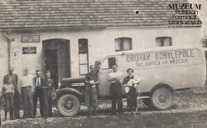 Przy samochodzie dostawczym Browaru w Kobylempolu (Składnica we Wrześni) przed oberżą Józefa Gocika w Zajezierzu nr 2