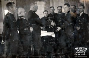 wręczenie dowódcy strażnicy Korpusu Ochrony Pogranicza „Ostróg” radioodbiornika ufundowanego przez redakcję tygodnika „Wiarus”