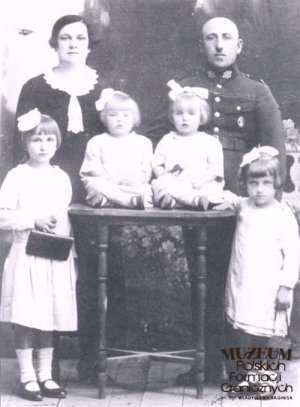 strażnik Marcel Łuczyk (z Małopolskiego Inspektoratu Okręgowego Straży Granicznej) z żoną i dziećmi