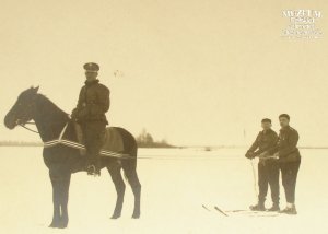 Żołnierze z Batalionu Korpusu Ochrony Pogranicza „Ludwikowo” podczas jazdy na nartach tzw. włókiem za koniem