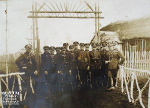 Żołnierze Batalionu Korpusu Ochrony Pogranicza „Ludwikowo” przed witaczem