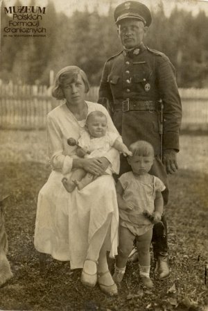 Jan Jastrzębski (Placówka SG Wyszków, Komisariat SG Ludwikówka, Inspektorat Graniczny SG Stryj) z żoną i dziećmi