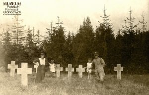 strażnik graniczny z żoną i dziećmi na cmentarzu wojskowym niedaleko Placówki Straży Granicznej Wyszków (Komisariat SG Ludwikówka, Inspektorat Graniczny SG Stryj)