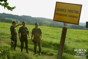 1. Tytuł tematu: patrol graniczny
2. Opis obrazu: funkcjonariusze Straży Granicznej Śląskiego Oddziału SG w czasie patrolu na granicy
3. Data wydarzenia: 2003 r.
4. Osoby widoczne: brak danych
5. Hasła przedmiotowe: Straż Graniczna, ochrona fizyczna
6. Opis techniczny: zdjęcie cyfrowe, kolorowe
7. Autor: brak danych
8. Miejsce przechowywania/właściciel: Archiwum Straży Granicznej w Szczecinie