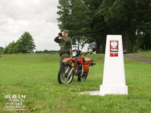 1. Tytuł tematu: patrol graniczny
2. Opis obrazu: funkcjonariusz Straży Granicznej z Sudeckiego Oddziału SG obserwujący strefę nadgraniczną 
3. Data wydarzenia: 14.03.2005 r.
4. Osoby widoczne: brak danych
5. Hasła przedmiotowe: Straż Graniczna, ochrona fizyczna
6. Opis techniczny: zdjęcie cyfrowe, kolorowe 
7. Autor: brak danych
8. Miejsce przechowywania/właściciel: Archiwum Straży Granicznej w Szczecinie