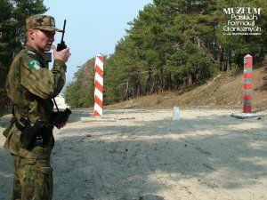 funkcjonariusz Straży Granicznej z Morskiego Oddziału SG podczas kontroli granicy polsko-rosyjskiej