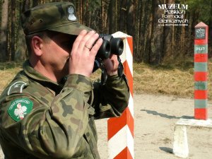 funkcjonariusz Straży Granicznej z Morskiego Oddziału SG podczas obserwacji granicy polsko-rosyjskiej