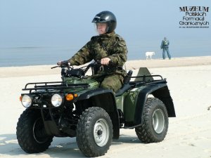 funkcjonariusz Straży Granicznej z Morskiego Oddziału SG podczas patrolu na plaży pojazdem typu quad marki Honda