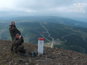 1. Tytuł tematu: patrol graniczny
2. Opis obrazu: funkcjonariusze Straży Granicznej z Sudeckiego Oddziału SG podczas służby w terenie górskim – na Śnieżce. W dole widoczne schronisko górskie „Dom Śląski”
3. Data wydarzenia: 20.07.2005 r.
4. Osoby widoczne: brak danych
5. Hasła przedmiotowe: Straż Graniczna, ochrona fizyczna
6. Opis techniczny: zdjęcie cyfrowe, kolorowe
7. Autor: brak danych
8. Miejsce przechowywania/właściciel: Archiwum Straży Granicznej w Szczecinie