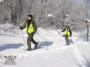 1. Tytuł tematu: patrol graniczny
2. Opis obrazu: funkcjonariusze Straży Granicznej z Bieszczadzkiego Oddziału SG w czasie patrolowania strefy nadgranicznej na nartach
3. Data wydarzenia: 23.02.2007 r.
4. Osoby widoczne: brak danych
5. Hasła przedmiotowe: Straż Graniczna, ochrona fizyczna
6. Opis techniczny: zdjęcie cyfrowe, kolorowe 
7. Autor: brak danych
8. Miejsce przechowywania/właściciel: Archiwum Straży Granicznej w Szczecinie