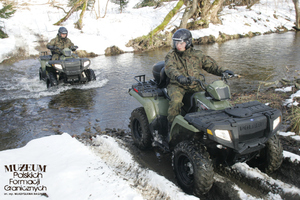 1. Tytuł tematu: patrol graniczny
2. Opis obrazu: funkcjonariusze Straży Granicznej z Bieszczadzkiego Oddziału SG w czasie patrolowania strefy nadgranicznej na pojazdach typu quad (Polaris Sportsman 500)
3. Data wydarzenia: 24.11.2007 r. 
4. Osoby widoczne: brak danych
5. Hasła przedmiotowe: Straż Graniczna, ochrona fizyczna
6. Opis techniczny: zdjęcie cyfrowe, kolorowe 
7. Autor: brak danych
8. Miejsce przechowywania/właściciel: Archiwum Straży Granicznej w Szczecinie