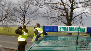 1. Tytuł tematu: kontrola drogowa
2. Opis obrazu: funkcjonariusze Straży Granicznej Śląskiego Oddziału SG w czasie kontroli drogowej
3. Data wydarzenia: 07.02.2008 r.
4. Osoby widoczne: brak danych
5. Hasła przedmiotowe: Straż Graniczna, ochrona fizyczna
6. Opis techniczny: zdjęcie cyfrowe, kolorowe
7. Autor: brak danych
8. Miejsce przechowywania/właściciel: Archiwum Straży Granicznej w Szczecinie