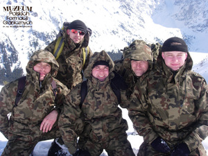 1. Tytuł tematu: patrol graniczny
2. Opis obrazu: funkcjonariusze Straży Granicznej z Karpackiego Oddziału SG podczas służby w terenie górskim
3. Data wydarzenia: 08.04.2008 r. 
4. Osoby widoczne: brak danych
5. Hasła przedmiotowe: Straż Graniczna, ochrona fizyczna
6. Opis techniczny: zdjęcie cyfrowe, kolorowe 
7. Autor: brak danych
8. Miejsce przechowywania/właściciel: Archiwum Straży Granicznej w Szczecinie