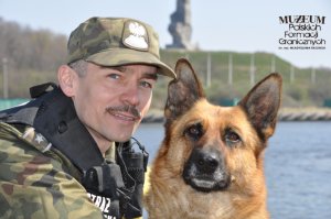 funkcjonariusz Straży Granicznej z Morskiego Oddziału SG z psem służbowym w pobliżu Westerplatte