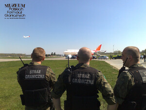 1. Tytuł tematu: służba graniczna 
2. Opis obrazu: funkcjonariusze Straży Granicznej z Karpackiego Oddziału SG podczas pełnienia służby na terenie lotniska 
3. Data wydarzenia: 25.04.2009 r. 
4. Osoby widoczne: brak danych
5. Hasła przedmiotowe: Straż Graniczna, ochrona fizyczna
6. Opis techniczny: zdjęcie cyfrowe, kolorowe 
7. Autor: brak danych
8. Miejsce przechowywania/właściciel: Archiwum Straży Granicznej w Szczecinie