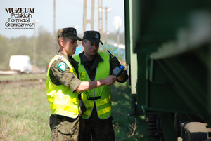 1. Tytuł tematu: kontrola graniczna pociągu
2. Opis obrazu: funkcjonariusze Straży Granicznej Warmińsko-Mazurskiego Oddziału SG podczas kontroli pociągu
3. Data wydarzenia: 28.04.2009 r.
4. Osoby widoczne: brak danych
5. Hasła przedmiotowe: Straż Graniczna, ochrona fizyczna
6. Opis techniczny: zdjęcie cyfrowe, kolorowe
7. Autor: brak danych
8. Miejsce przechowywania/właściciel: Archiwum Straży Granicznej w Szczecinie