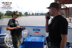 1. Tytuł tematu: patrol graniczny
2. Opis obrazu: funkcjonariusze Straży Granicznej z Pomorskiego Oddziału SG podczas kontroli na statku w porcie w Szczecinie
3. Data wydarzenia: 27.07.2009 r.
4. Osoby widoczne: brak danych
5. Hasła przedmiotowe: Straż Graniczna, ochrona fizyczna
6. Opis techniczny: zdjęcie cyfrowe, kolorowe
7. Autor: brak danych
8. Miejsce przechowywania/właściciel: Archiwum Straży Granicznej w Szczecinie