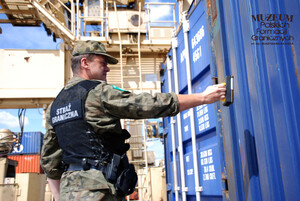 1. Tytuł tematu: patrol graniczny
2. Opis obrazu: funkcjonariusz Straży Granicznej z Pomorskiego Oddziału SG podczas kontroli ładunków w porcie w Szczecinie
3. Data wydarzenia: 27.07.2009 r.
4. Osoby widoczne: brak danych
5. Hasła przedmiotowe: Straż Graniczna, ochrona fizyczna
6. Opis techniczny: zdjęcie cyfrowe, kolorowe
7. Autor: brak danych
8. Miejsce przechowywania/właściciel: Archiwum Straży Granicznej w Szczecinie