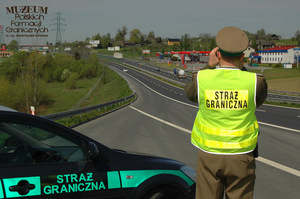 1. Tytuł tematu: kontrola drogowa
2. Opis obrazu: funkcjonariusz Straży Granicznej Śląskiego Oddziału SG w czasie kontroli drogowej
3. Data wydarzenia: 29.04.2010 r.
4. Osoby widoczne: brak danych
5. Hasła przedmiotowe: Straż Graniczna, ochrona fizyczna
6. Opis techniczny: zdjęcie cyfrowe, kolorowe
7. Autor: brak danych
8. Miejsce przechowywania/właściciel: Archiwum Straży Granicznej w Szczecinie