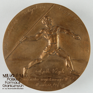 1. Nazwa własna: medal pamiątkowy 
2. Charakterystyka przedmiotu: medal o średnicy 9,1 cm, z umieszczoną w  centrum sylwetką lekkoatlety rzucającego oszczepem. Napis „Na pamiątkę Łużyckiej Brygadzie WOP od płk Végh attache wojskowego WRL–   marzec 1964”.
3. Czas powstania: 1964 r.
4. Hasła przedmiotowe: Wojska Ochrony Pogranicza, przedmioty pamiątkowe
5. Miejsce przechowywania/ właściciel: depozyt Sali Tradycji Ośrodka Szkoleń Specjalistycznych SG w Lubaniu