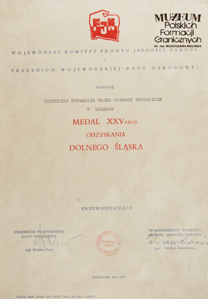 1. Tytuł: akt nadania medalu pamiątkowego
2. Treść: akt nadania Łużyckiej Brygadzie WOP medalu pamiątkowego z okazji 25-lecia Odzyskania Dolnego Śląska. Dokument podpisany przez Zdzisława Karsta, przewodniczącego Prezydium Wojewódzkiej Rady Narodowej oraz Bolesława Iwaszkiewicza, przewodniczącego Wojewódzkiego Komitetu Frontu Jedności Narodu
3. Hasło przedmiotowe: Wojska Ochrony Pogranicza, przedmioty pamiątkowe
4. Wytwórca: Prezydium Wojewódzkiej Rady Narodowej i Wojewódzkiego Komitetu Frontu Jedności Narodu
5. Czas powstania: maj 1970 r.
6. Miejsce sporządzenia: Polska, Wrocław
7. Materiał i technika wykonania: papier, druk wypełniony pismem maszynowym
8. Wymiary: 21 x  29,8 cm
9. Stan zachowania: dobry
10. Miejsce przechowywania/ właściciel: depozyt Sali Tradycji Ośrodka Szkoleń Specjalistycznych SG w Lubaniu