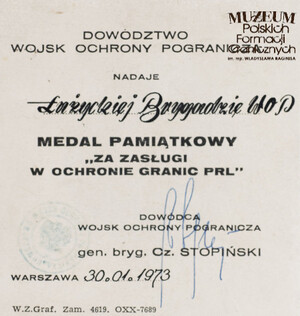 1. Tytuł: akt nadania medalu pamiątkowego „Za zasługi w ochronie granic PRL”
2. Treść: nadanie Łużyckiej Brygadzie Wojsk Ochrony Pogranicza medalu pamiątkowego „Za zasługi w ochronie granic PRL” przez gen. bryg. Czesława Stopińskiego, dowódcę WOP
3. Hasło przedmiotowe: Wojska Ochrony Pogranicza, przedmioty pamiątkowe
4. Wytwórca: Dowództwo Wojsk Ochrony Pogranicza
5. Czas powstania: 1973 r.
6. Miejsce sporządzenia: Polska, Warszawa
7. Materiał i technika wykonania: papier, druk
8. Wymiary: 8 x 8 cm
9. Stan zachowania: dobry
10. Miejsce przechowywania/ właściciel: depozyt Sali Tradycji Ośrodka Szkoleń Specjalistycznych SG w Lubaniu