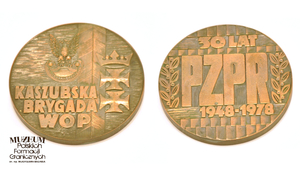 1. Nazwa własna: medal okolicznościowy 
2. Charakterystyka przedmiotu: medal Kaszubskiej Brygady Wojsk Ochrony Pogranicza, wybity z okazji jubileuszu 30 - lecia powstania Polskiej Zjednoczonej Partii Robotniczej. Wykonany ze stopu metali, o wymiarach 6 x 6 x 0,4 cm. Na awersie: orzeł typu wojskowego, słup graniczny i herb Gdańska, poniżej napis: „KASZUBSKA BRYGADA WOP”. Na rewersie napis: „30 LAT – PZPR – 1948-1978”, po bokach gałązki laurowe. Stanowił część ekspozycji w Sali Tradycji Bałtyckiej Brygady Wojsk Ochrony Pogranicza w Koszalinie
3. Czas powstania: 1978 r.
4. Hasła przedmiotowe: Wojska Ochrony Pogranicza, przedmioty pamiątkowe
5. Miejsce przechowywania/ właściciel: Centralny Ośrodek Szkolenia SG w Koszalinie