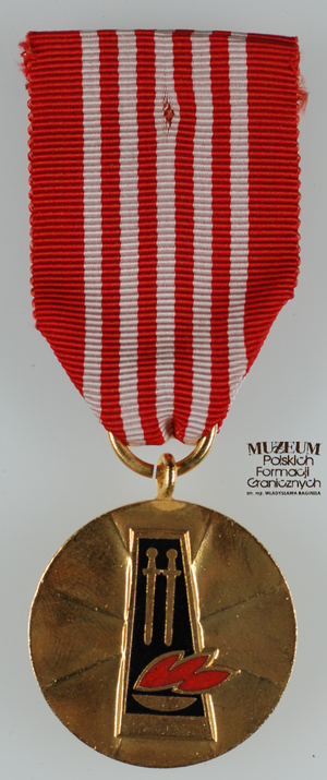 1. Nazwa własna: złoty medal „Opiekuna Miejsc Pamięci Narodowej”
2. Charakterystyka przedmiotu: złoty medal na wstędze w kolorach białym i czerwonym, o średnicy 3,2 cm. Awers – logo Rady Ochrony Pomników Walki i Męczeństwa (płonący znicz i dwa miecze). Rewers – napis „Rada Ochrony Pomników Walki i Męczeństwa”. Medal nadany Łużyckiej Brygadzie WOP dnia 05.11.1984 r. za opiekę nad miejscami walki i męczeństwa 
3. Czas powstania: 1984 r.
4. Hasła przedmiotowe: Wojska Ochrony Pogranicza, przedmioty pamiątkowe
5. Miejsce przechowywania/ właściciel: Sala Tradycji Ośrodka Szkoleń Specjalistycznych SG w Lubaniu