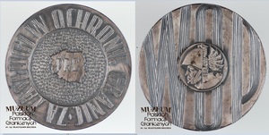 1. Nazwa własna: medal pamiątkowy
2. Charakterystyka przedmiotu: Srebrny medal o średnicy 5,9 cm. Awers – w centrum kontur Polski z napisem PRL otoczony napisem: „Za Zasługi w Ochronie Granic”. Rewers – w centrum głowa żołnierza i połowa orła, w tle napis: „WOP”
3. Czas powstania: przed 1973 r.
4. Hasła przedmiotowe: Wojska Ochrony Pogranicza, przedmioty pamiątkowe
5. Miejsce przechowywania/ właściciel: Sala Tradycji Ośrodka Szkoleń  Specjalistycznych SG w Lubaniu