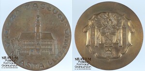 1. Nazwa własna: medal pamiątkowy
2. Charakterystyka przedmiotu: brązowy medal o średnicy 6,9 cm. Awers – zarys lubańskiego ratusza otoczony napisem: „Za Zasługi Dla Miasta Lubania”. Rewers – herb miasta Lubania. Medal nadany Łużyckiej Brygadzie WOP przez Prezydium Miejskiej Rady Narodowej w Lubaniu dnia 07.05.1980 r.
3. Czas powstania: 1980 r.
4. Hasła przedmiotowe: Wojska Ochrony Pogranicza, przedmioty pamiątkowe
5. Miejsce przechowywania/ właściciel: depozyt Sali Tradycji Ośrodka Szkoleń Specjalistycznych SG w Lubaniu