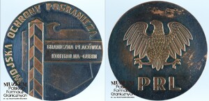 1. Nazwa własna: medal pamiątkowy
2. Charakterystyka przedmiotu: brązowy medal o średnicy 5,9 cm. Awers – słup graniczny na tle konturu granic Polski i napisem „ Graniczna Placówka Kontrolna – Gubin”. W otoku napis „Wojska Ochrony Pogranicza”. Rewers – w centrum orzeł „kościuszkowski”, poniżej napis: „PRL”.
3. Czas powstania: przed 1991 r.
4. Hasła przedmiotowe: Wojska Ochrony Pogranicza, przedmioty pamiątkowe
5. Miejsce przechowywania/ właściciel: Sala Tradycji Ośrodka Szkoleń Specjalistycznych SG w Lubaniu