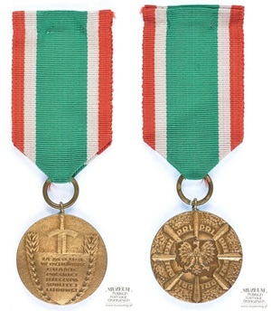 1.Nazwa własna: medal za zasługi w ochronie granic Polskiej Rzeczypospolitej Ludowej
2.Charakterystyka przedmiotu: medal brązowy o średnicy 3,3 cm. Na awersie, pośrodku znajduje się kontur granic PRL z wkomponowanym wizerunkiem orła.od konturu granic, promieniście odchodzi osiem słupów granicznych, między którymi znajduje się skrót: ”PRL”. Na rewersie znajduje się skierowany w dół miecz, przesłonięty tarczą, na której umieszczony jest napis: „Za zasługi w ochronie granic Polskiej Rzeczypospolitej Ludowej”.od dolnej krawędzi tarczy ku górze, po obu stronach rozchodzą się dwie gałązki laurowe. Medal na wstążce, której środkowa część jest koloru zielonego, a boczne biało -czerwonego.
3.Czas powstania: lata 80. XX w.
4.Hasła przedmiotowe: Wojska Ochrony Pogranicza,  przedmioty pamiątkowe
5.Miejsce przechowywania/właściciel: Centrum Szkolenia Straży Granicznej w Kętrzynie