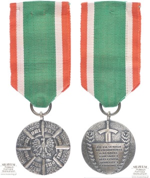 1.Nazwa własna: medal za zasługi w ochronie granic Polskiej Rzeczypospolitej Ludowej
2.Charakterystyka przedmiotu: medal srebrny o średnicy 3,3 cm. Na awersie, pośrodku znajduje się kontur granic PRL z wkomponowanym wizerunkiem orła. Od konturu granic, promieniście odchodzi osiem słupów granicznych, między którymi znajduje się skrót: ”PRL”. Na rewersie znajduje się skierowany w dół miecz, przesłonięty tarczą, na której umieszczony jest napis: „Za zasługi w ochronie granic Polskiej Rzeczypospolitej Ludowej”. Od dolnej krawędzi tarczy ku górze, po obu stronach rozchodzą się dwie gałązki laurowe. Medal na wstążce, której środkowa część jest koloru zielonego, a boczne biało -czerwonego.
3.Czas powstania: lata 80. XX w.
4.Hasła przedmiotowe: Wojska Ochrony Pogranicza,  przedmioty pamiątkowe
5.Miejsce przechowywania/właściciel: Centrum Szkolenia Straży Granicznej w Kętrzynie