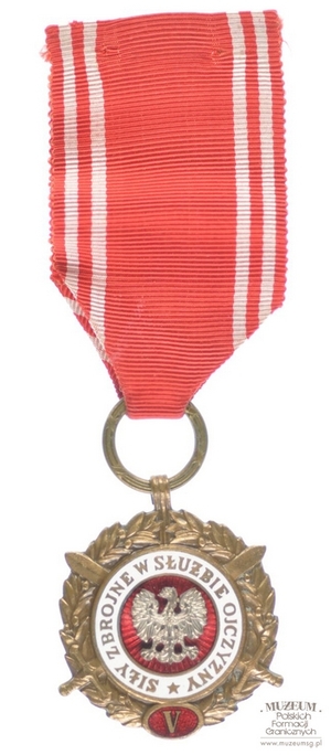 1.Nazwa własna: brązowy medal „Siły Zbrojne w Służbie Ojczyzny”
2.Charakterystyka przedmiotu: odznaka w kształcie wieńca laurowego, na który nałożone są dwa skrzyżowane miecze. W środkowej części znajduje się okrągła tarcza w kolorze czerwonym, emaliowana, a na niej nałożony jest srebrny orzeł. Tarcza okolona jest pierścieniem z białej emalii, a na niej widnieje napis: „Siły Zbrojne w Służbie Ojczyzny”. U dołu medalu, na złączeniu wieńca, mała, czerwona, emaliowana tarcza z cyfrą V. Medal na czerwonej wstążce z białymi, pionowymi pasami po bokach
3.Czas powstania: lata 80. XX w.
4.Hasła przedmiotowe: Wojska Ochrony Pogranicza, przedmioty pamiątkowe
5.Miejsce przechowywania/właściciel: Centrum Szkolenia Straży Granicznej w Kętrzynie