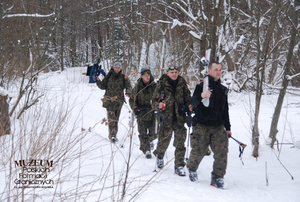 1. Tytuł tematu: szkolenie „Ski Tour”
2. Opis obrazu: kurs z zakresu technik transportowych stosowanych w ochronie granicy państwowej z udziałem funkcjonariuszy Bieszczadzkiego Oddziału Straży Granicznej oraz ratowników Grupy Bieszczadzkiej Górskiego Ochotniczego Pogotowia Ratunkowego. Doskonalono: procedury współpracy SG – GOPR w zakresie udziału we wspólnych akcjach o charakterze poszukiwawczo-ratowniczym, udzielanie pierwszej pomocy przedlekarskiej oraz poruszanie się w terenie w warunkach zimowych. Na zdjęciu widoczni funkcjonariusze w trakcie marszu z nartami
3. Data wydarzenia: luty 2009 r. 
4. Osoby widoczne: brak danych
5. Hasła przedmiotowe: Straż Graniczna, szkolenie
6. Opis techniczny: zdjęcie cyfrowe, kolorowe
7. Autor: Krzysztof Niemiec
8. Miejsce przechowywania/właściciel: Archiwum Straży Granicznej w Szczecinie
