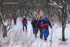 1. Tytuł tematu: szkolenie „Ski Tour”
2. Opis obrazu: kurs z zakresu technik transportowych stosowanych w ochronie granicy państwowej z udziałem funkcjonariuszy Bieszczadzkiego Oddziału Straży Granicznej oraz ratowników Grupy Bieszczadzkiej Górskiego Ochotniczego Pogotowia Ratunkowego. Na zdjęciu widoczni funkcjonariusze i ratownicy w trakcie marszu z nartami
3. Data wydarzenia: luty 2009 r. 
4. Osoby widoczne: brak danych
5. Hasła przedmiotowe: Straż Graniczna, szkolenie
6. Opis techniczny: zdjęcie cyfrowe, kolorowe
7. Autor: Krzysztof Niemiec
8. Miejsce przechowywania/właściciel: Archiwum Straży Granicznej w Szczecinie